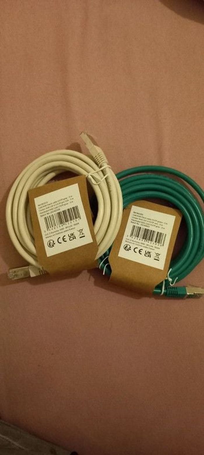 2 cables neufs réseaux de 3m Rj45