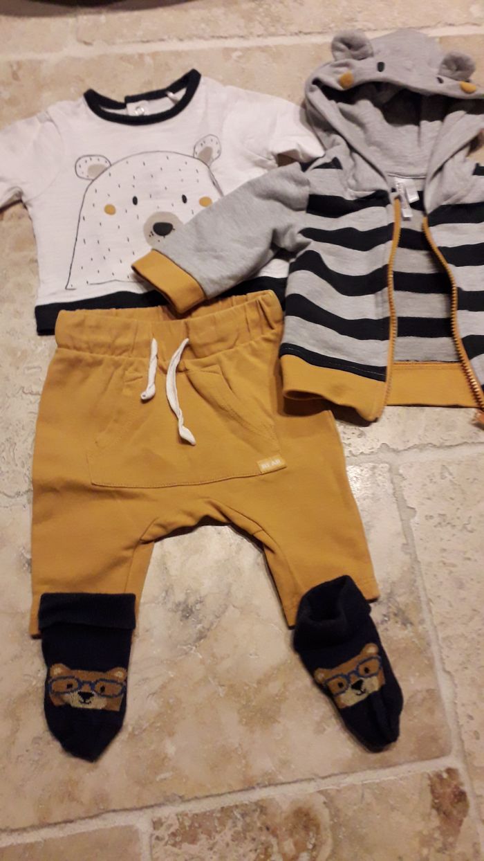 Ensemble 3 pièces (Pantalon + Tee-shirt + Veste à capuche) et paire de chaussettes