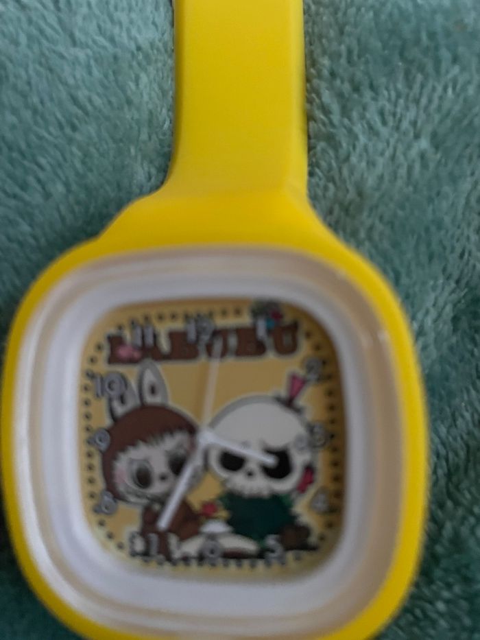 Superbe montre Labubu jaune flashy - photo numéro 2