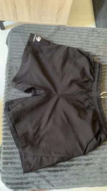 Short noir