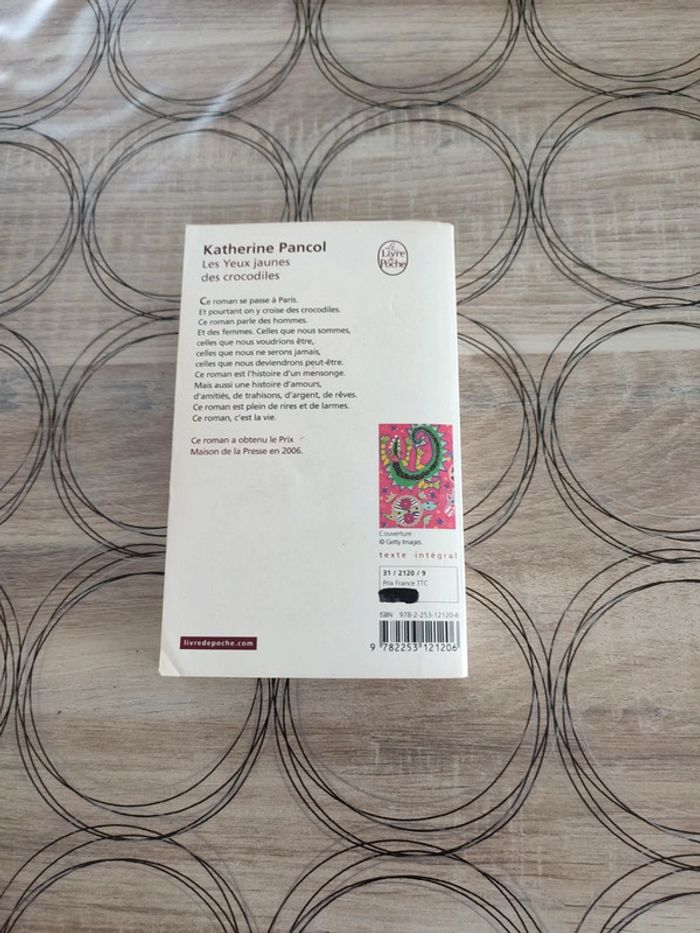 Les yeux jaunes des crocodiles - photo numéro 2