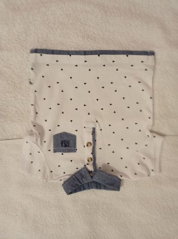 Polo manche courte avec petite poche colle et le bas du polo en jean voir photos 3 boutons taille 6 mois marque Kiabi couleur blanc avec petit motif bleu foncé voir photos
