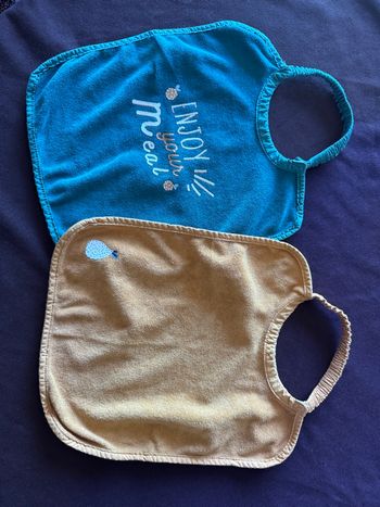 Lot 2 grands bavoirs éponge bébé Enjoy
