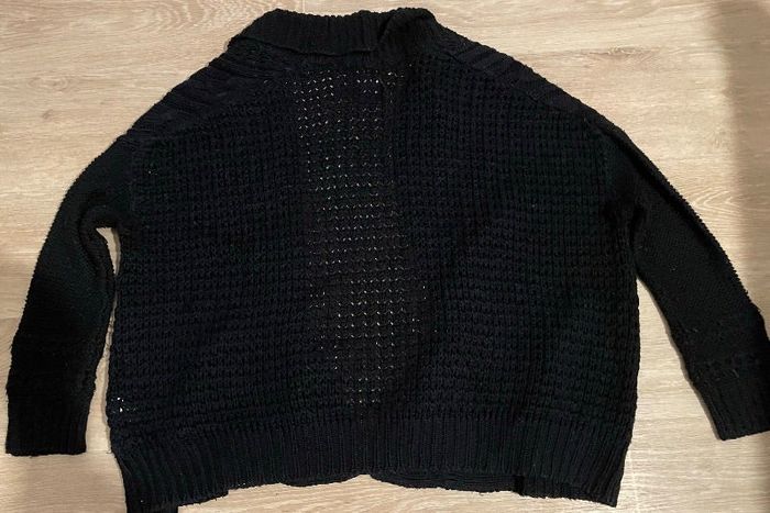 Petit gilet sans bouton pour mettre au dessus d un haut bleu marine   bershka