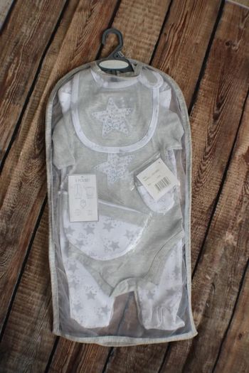 Set, ensemble complet grenouillère, bonnet, bavoir, moufles, body 