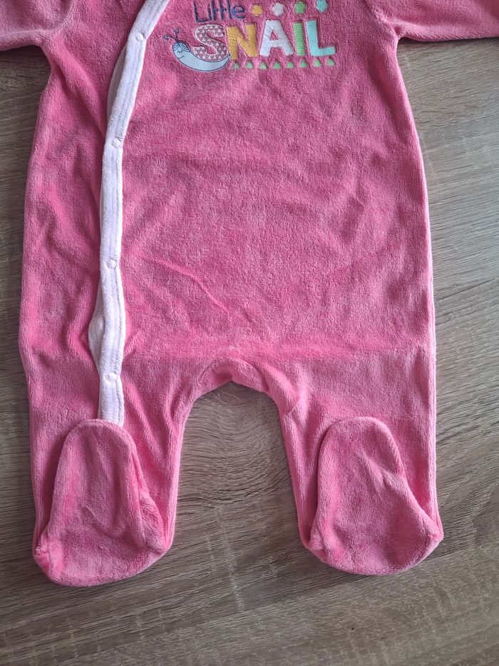 Jolie pyjama fille taille 3mois. Très bon état. Sans marque - photo numéro 2
