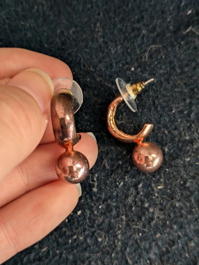 Boucles d'oreilles roses dorées