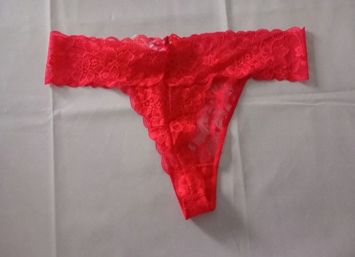 String rouge neuf taille 42 - photo numéro 2