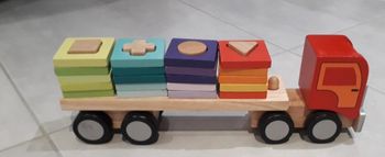 camion janod en bois avec ses pièces en bois à empiler