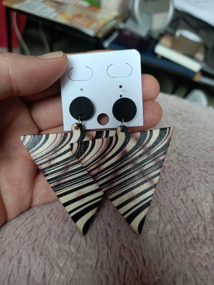 Boucles d'oreilles en bois forme triangle - photo numéro 2