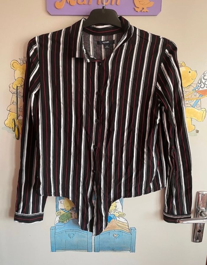Chemise à manches longues à rayures noires, blanches et rouges, taille 12 ans, marque Kiabi.