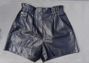 Short taille haute en similicuir noir