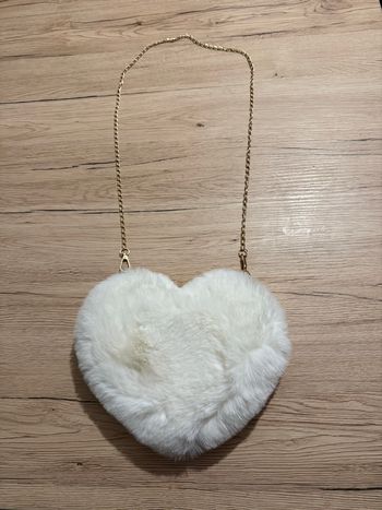 Petit sac à main  crème en cœur effet moumoute tout doux avec sa chaînette dorée.  20cm de hauteur sur 24cm de largeur 