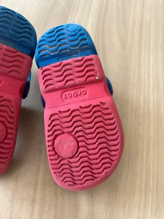 Crocs rouge et bleu pointure C8 - photo numéro 5