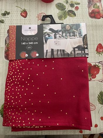 Nappe rouge pois or