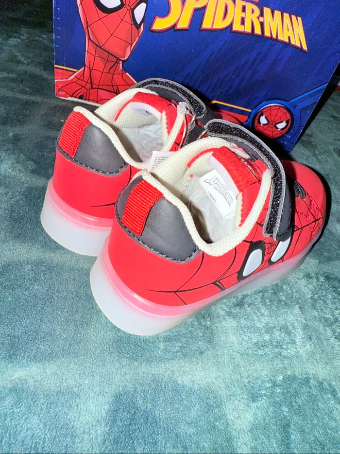 Basket Spiderman Marvel lumineux - photo numéro 7