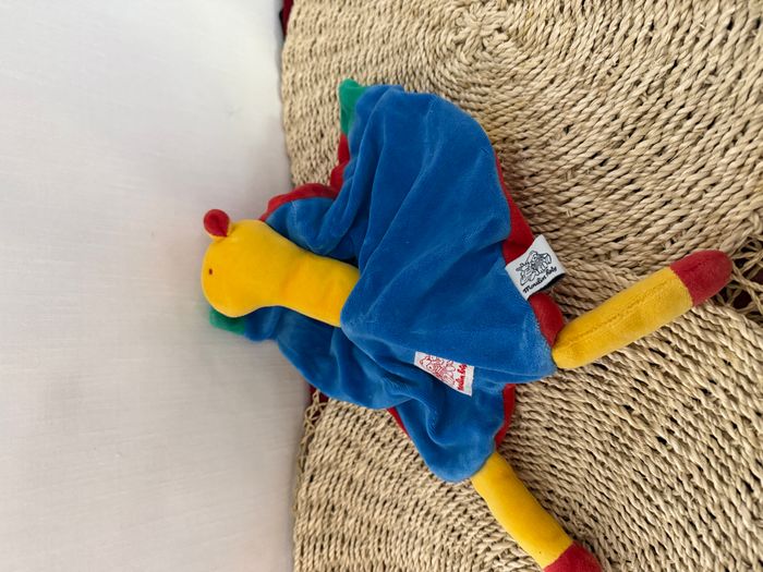 Doudou plat girafe bleu vert rouge jaune grelot Moulin Roty - photo numéro 2