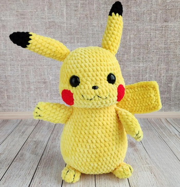 ⚡ Peluche inspirée d’un petit personnage jaune– crochet fait main
