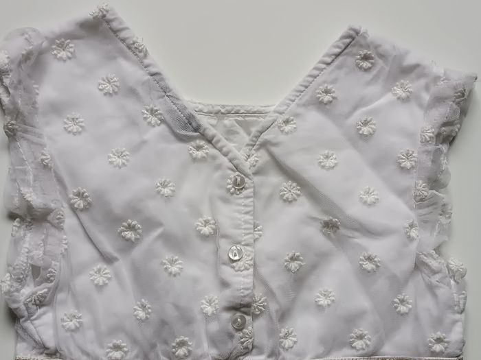 Jolie robe blanche sans manche de cérémonie