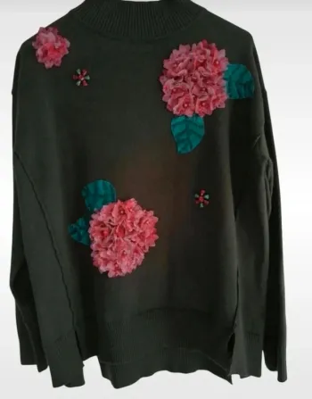 Pull chaud taille M motif fleurs en relief