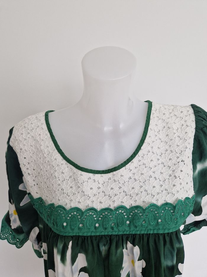 Robe polynésienne verte à fleurs blanches - photo numéro 2