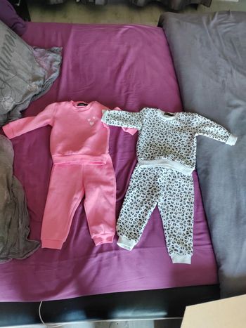 Lot ensemble joggings fille