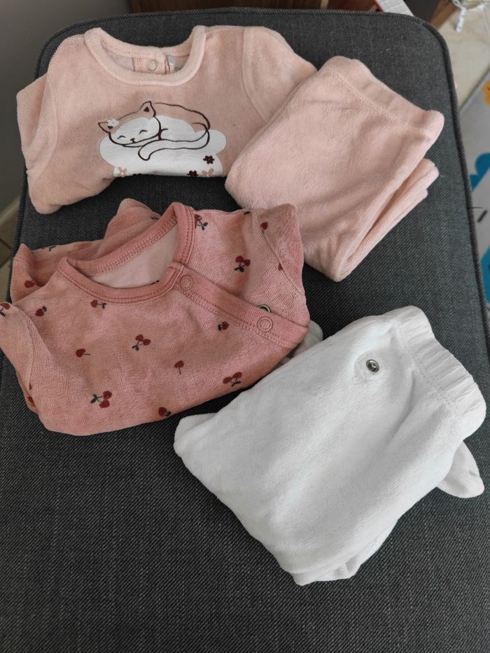 lot de pyjamas - photo numéro 2