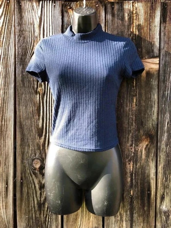 T-shirt court bleu col montant