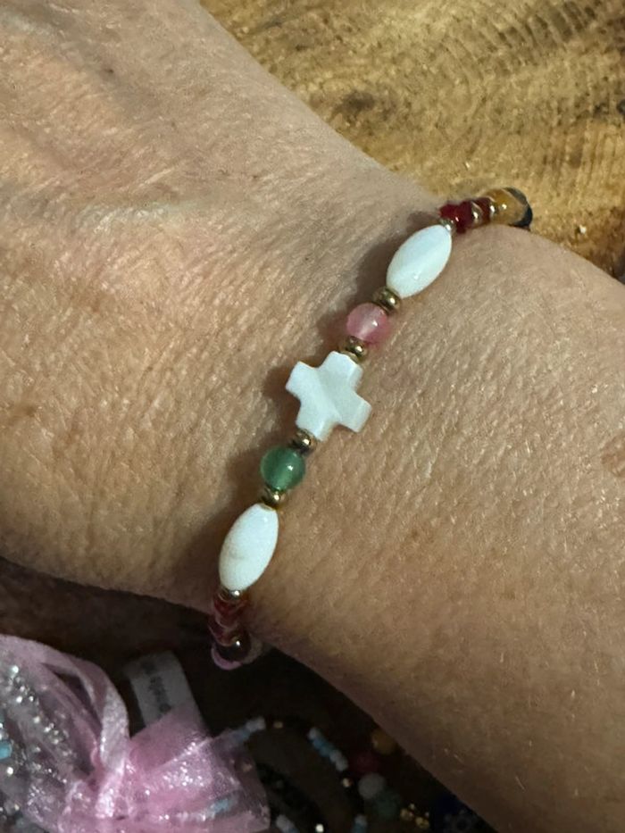 Bracelet réglable élastique pierres naturelles couleur et croix - photo numéro 2