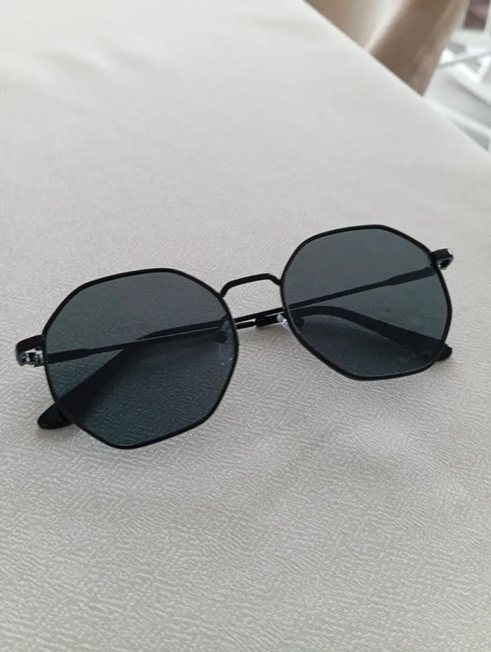 Paire de lunettes noires