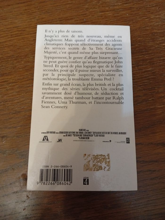 Chapeau melon et bottes de cuir - photo numéro 2