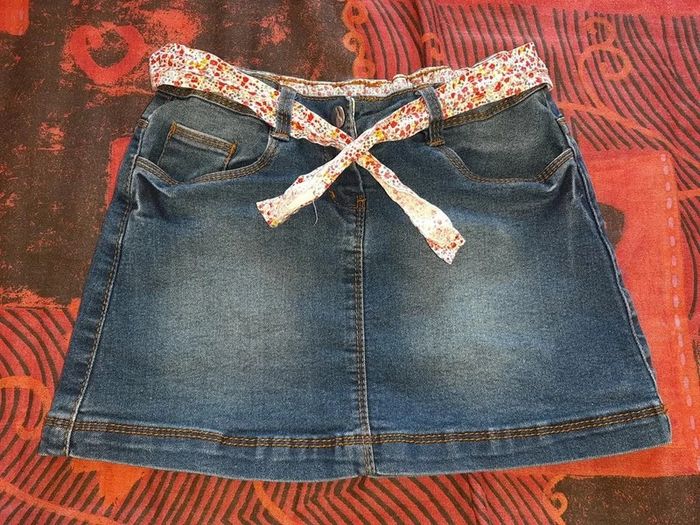 Jupe en jean délavé avec ceinture fleurie 5ans