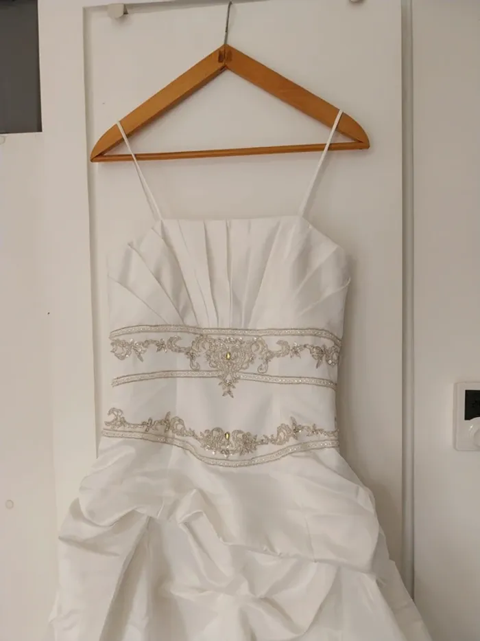 Robe de mariée à bretelle blanche - photo numéro 2