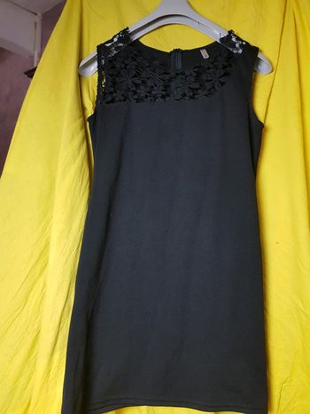 Robe noire avec dentelle au niveau de l encolure