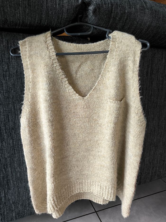 Petit pull col V sans manche