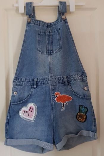 salopette courte en jean, avec appliqués brillants (flamant..)