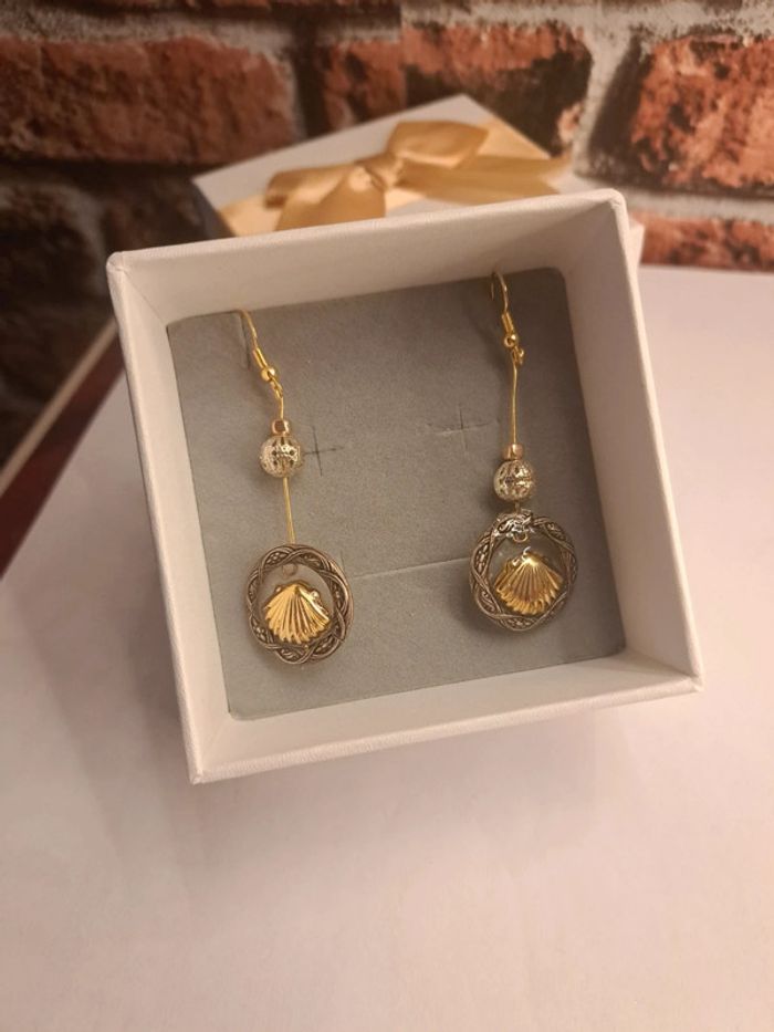 Boucles d'oreilles pendante en résine coquillages doré - photo numéro 2