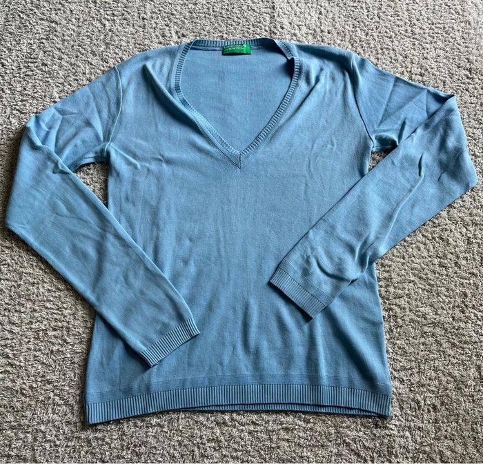 Pull léger col en V bleu ciel manches longues marque United Colors of Benetton taille M