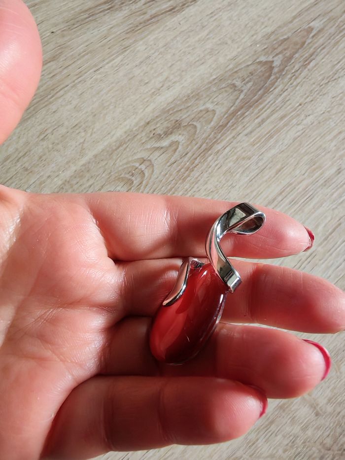 Pendentif élégant en métal argenté et goutte rouge en verre - photo numéro 4