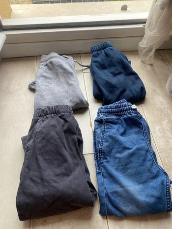 Lot de quatre pantalons garçons taille huit ans