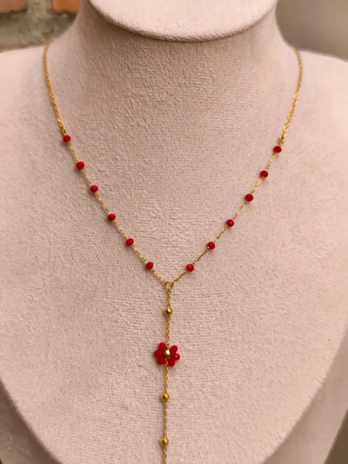 Pendentif doré en Y avec fleur marguerite, perles rouges et billes - photo numéro 4