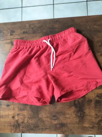 Short de bain rouge