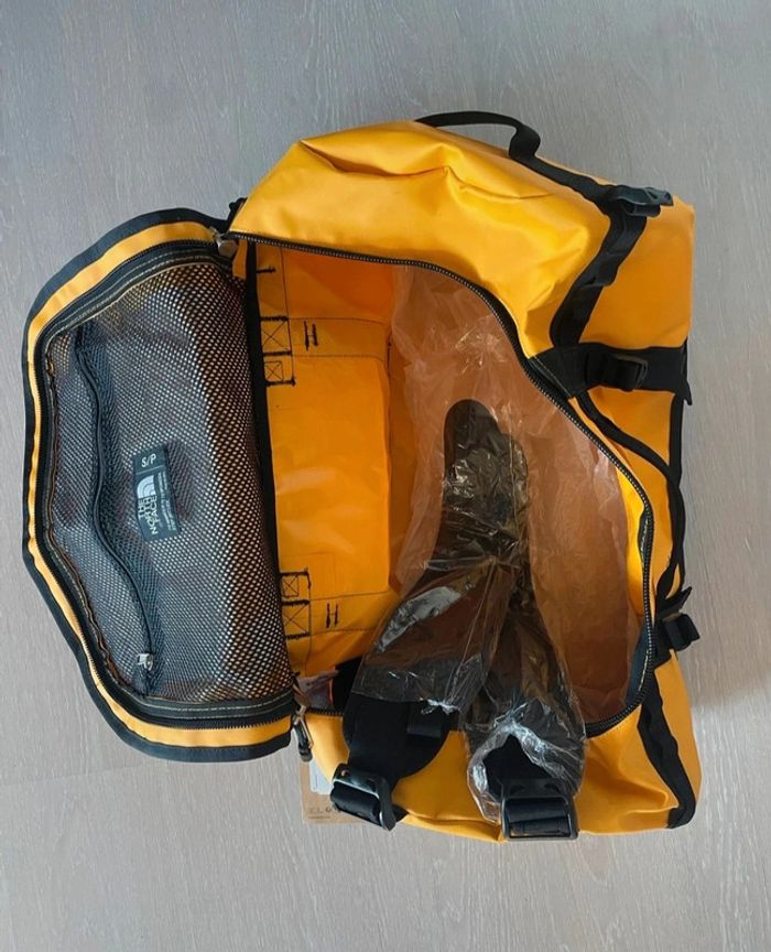 Sac The North Face Base Camp jaune et noire ( NEUF) - photo numéro 4