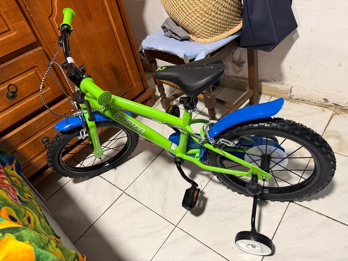 « Vélo enfant vert Neuf avec petites roulettes »