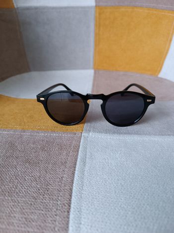 Paire de lunettes de soleil
