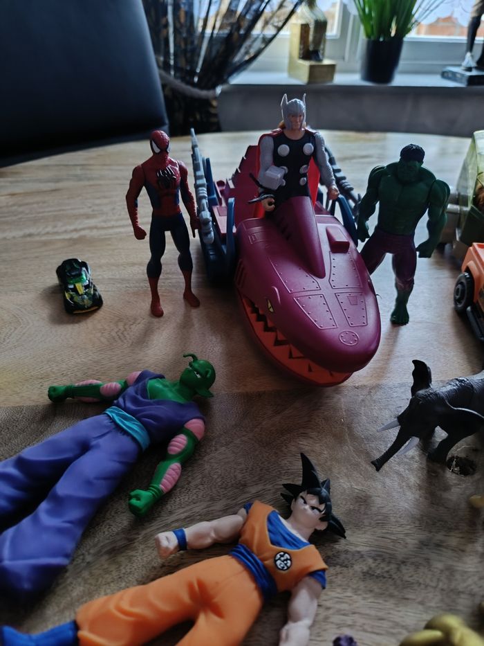 Ensemble de voiture et figurine divers - photo numéro 2