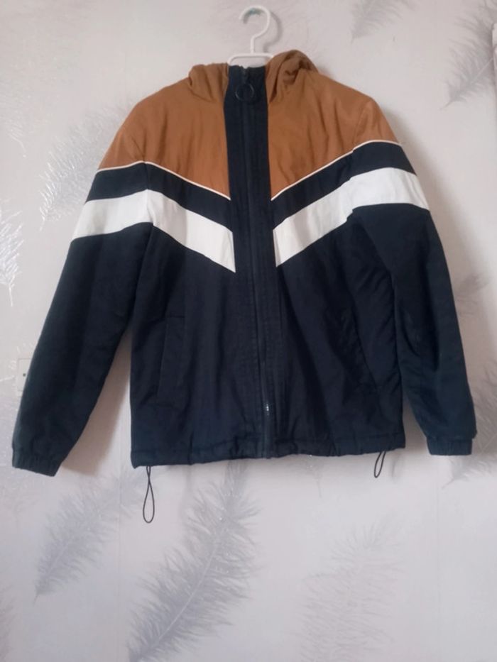 Manteau fourré d'hiver avec bandes marron, blanche, bleu marine foncé à capuche" Bizzbee" taille XS