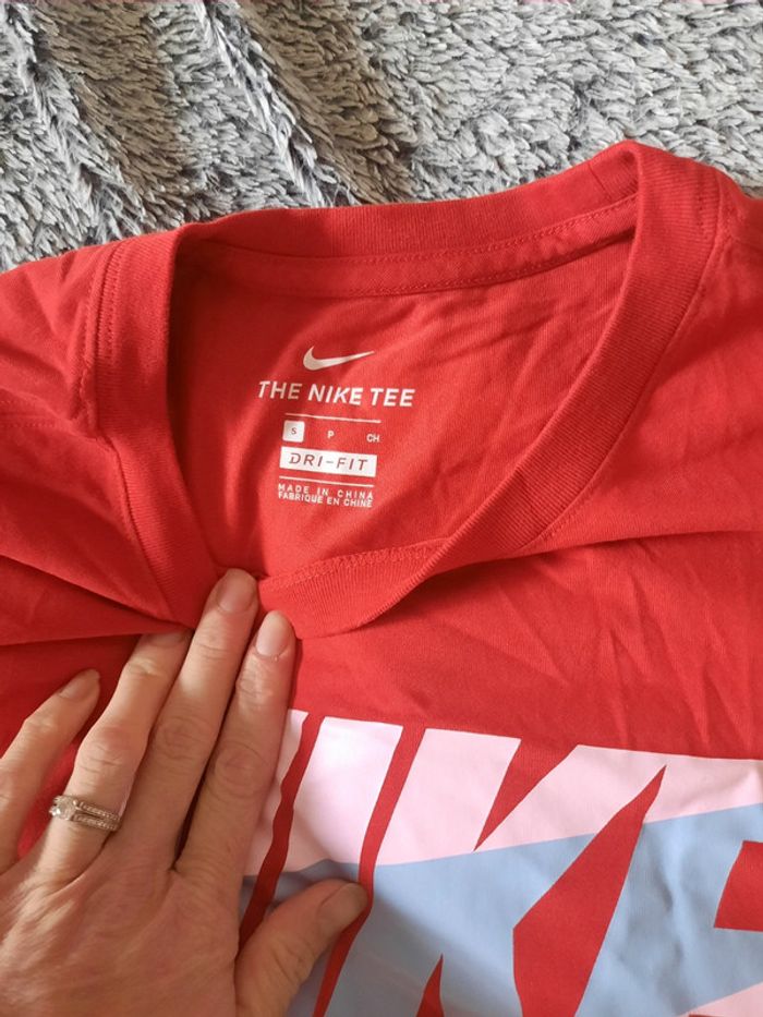 Tee-shirt  nike taille s - photo numéro 3