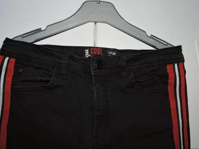 Jean noir avec bandes rouge/noirre/blanche - photo numéro 2