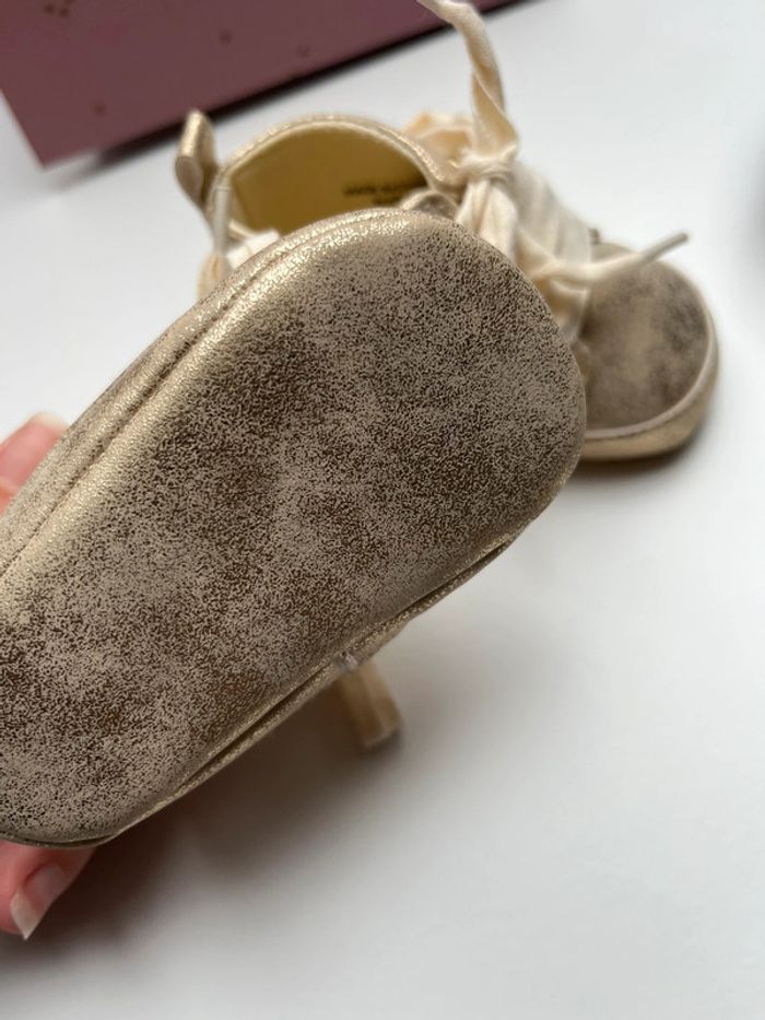 Chaussures dorées à lacets bébé fille - photo numéro 3